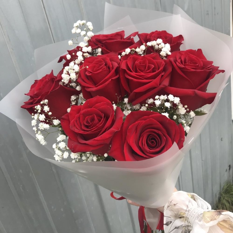 Алые розы