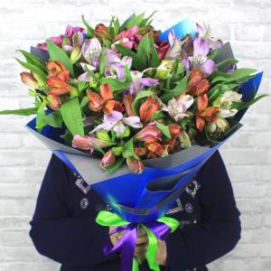 Букет с альстромерией "Микс"