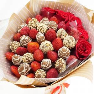 Клубника в молочном шоколаде с розами