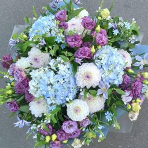 Букет с георгинами "Сапфир"