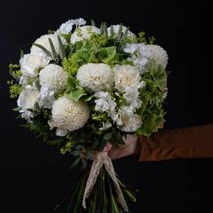 Букет с георгинами "Свежесть"