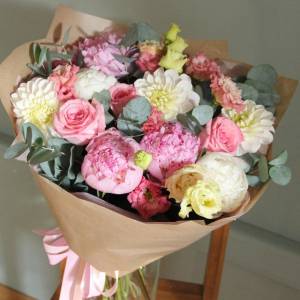 Букет с георгинами "Розовый зефир"