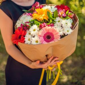 Букет из хризантем, альстромерий и гербер