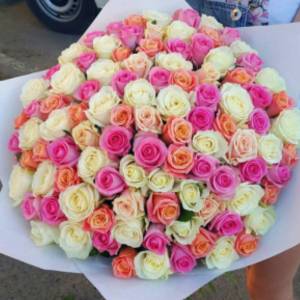 Разноцветный букет из 101 роза
