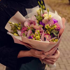 Букет из орхидей и эустомы