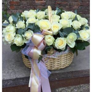 31 белая роза в корзинке