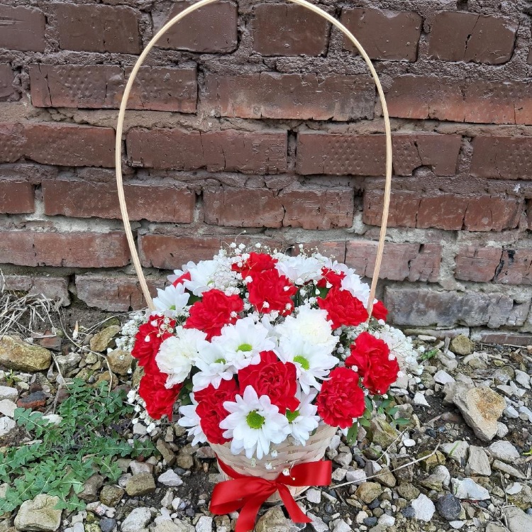 Корзинка Сборная из хризантемы и гвоздики